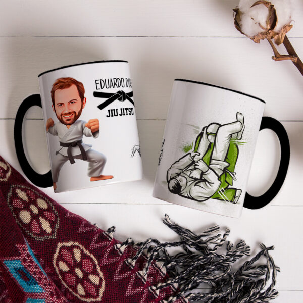 Caneca Jiu Jitsu Com Caricatura E Nome Alça Colorida Preta - Image 3